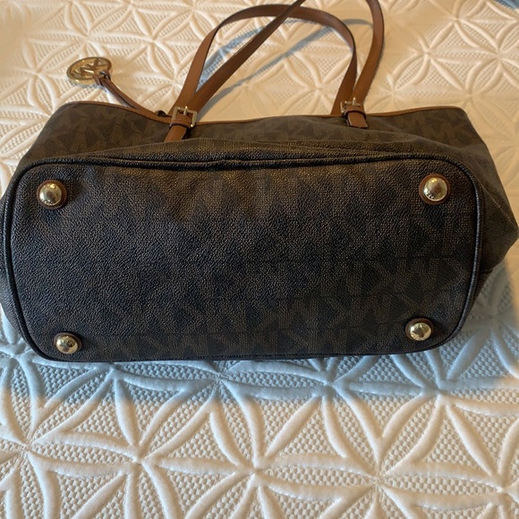 Michael Kors Jet Set Large Tote - Picture 8 of 8